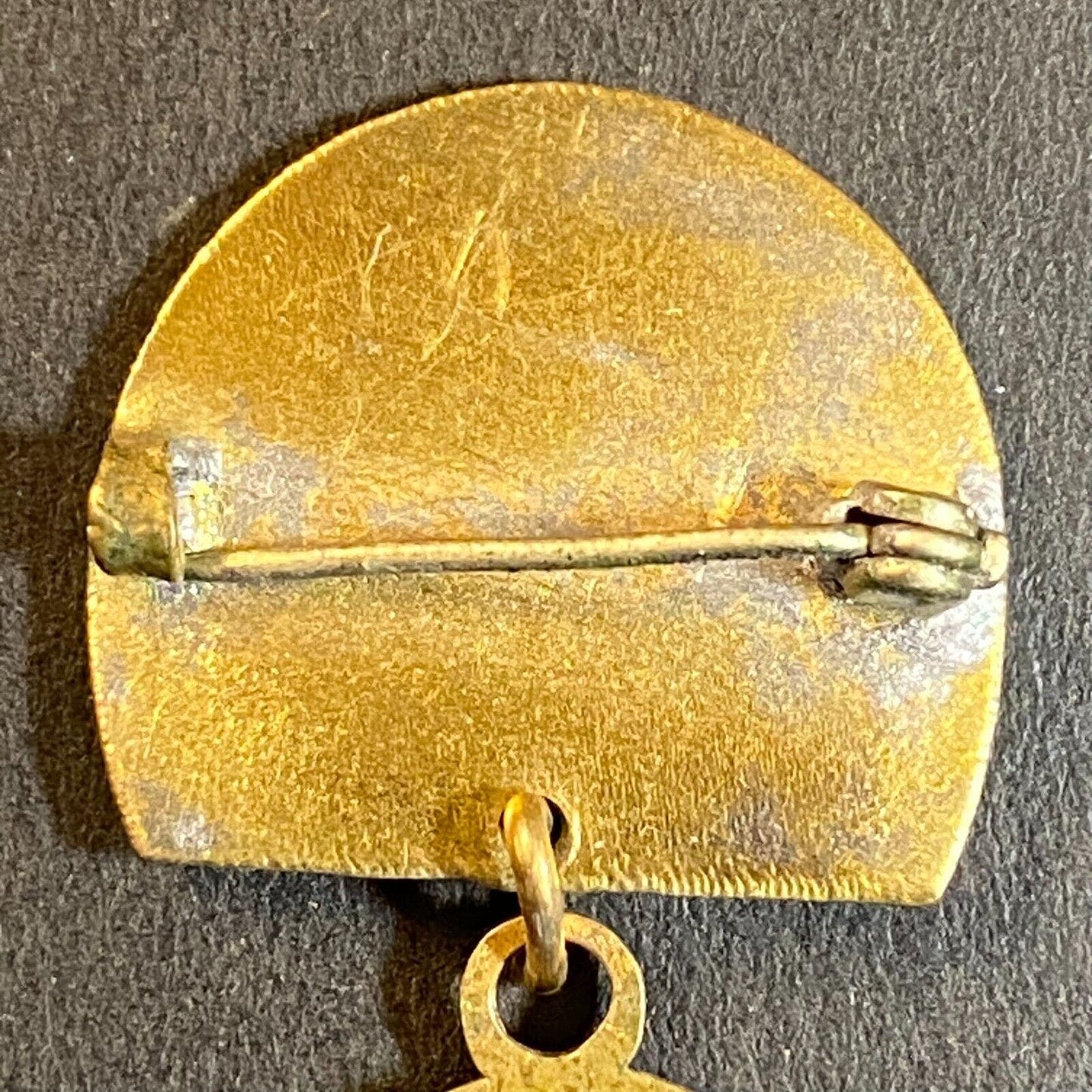 c1930's-40's Football Pinback w/ Dangling "Kentucky" Horseshoe 19mm x 22mm