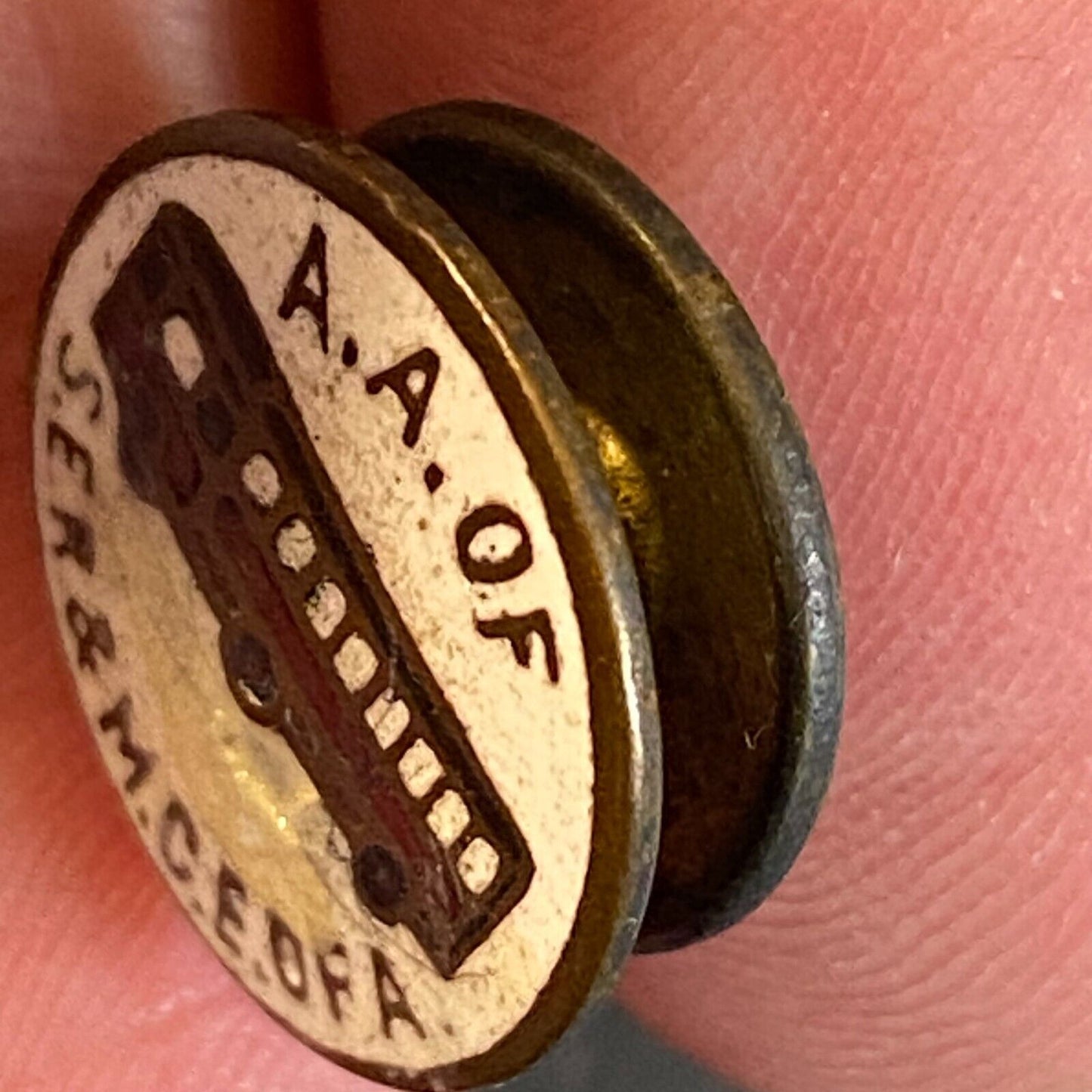 "A.A. of S.E.R. & M.C.E. of A." Transit Enameled Lapel Pin 14mm c1935-45 Scarce