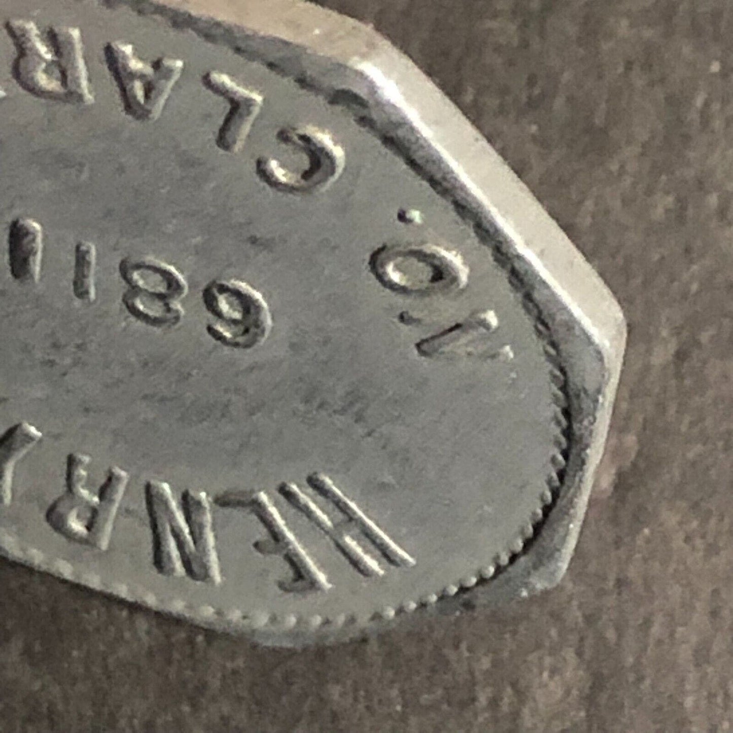 Henry's 6811 No. Clark St (Chicago) Alum G/F 5c Trade Token Hex 23mm