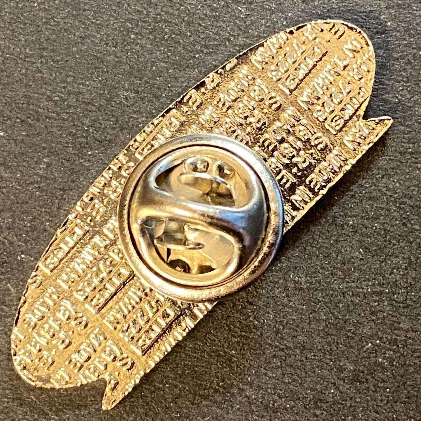 2000 Brickyard 400 Enameled Lapel Pin Racing 35mm VGC