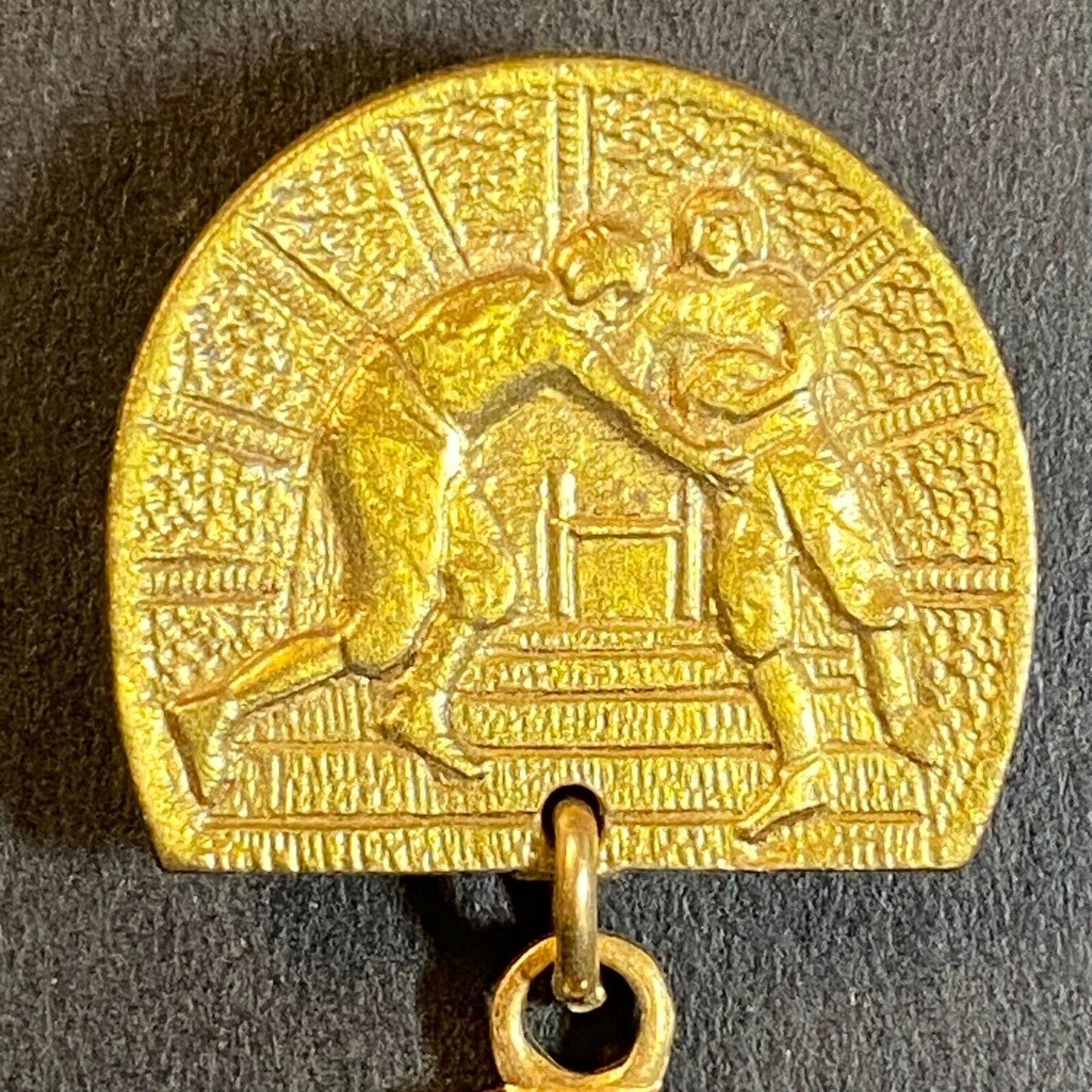 c1930's-40's Football Pinback w/ Dangling "Kentucky" Horseshoe 19mm x 22mm