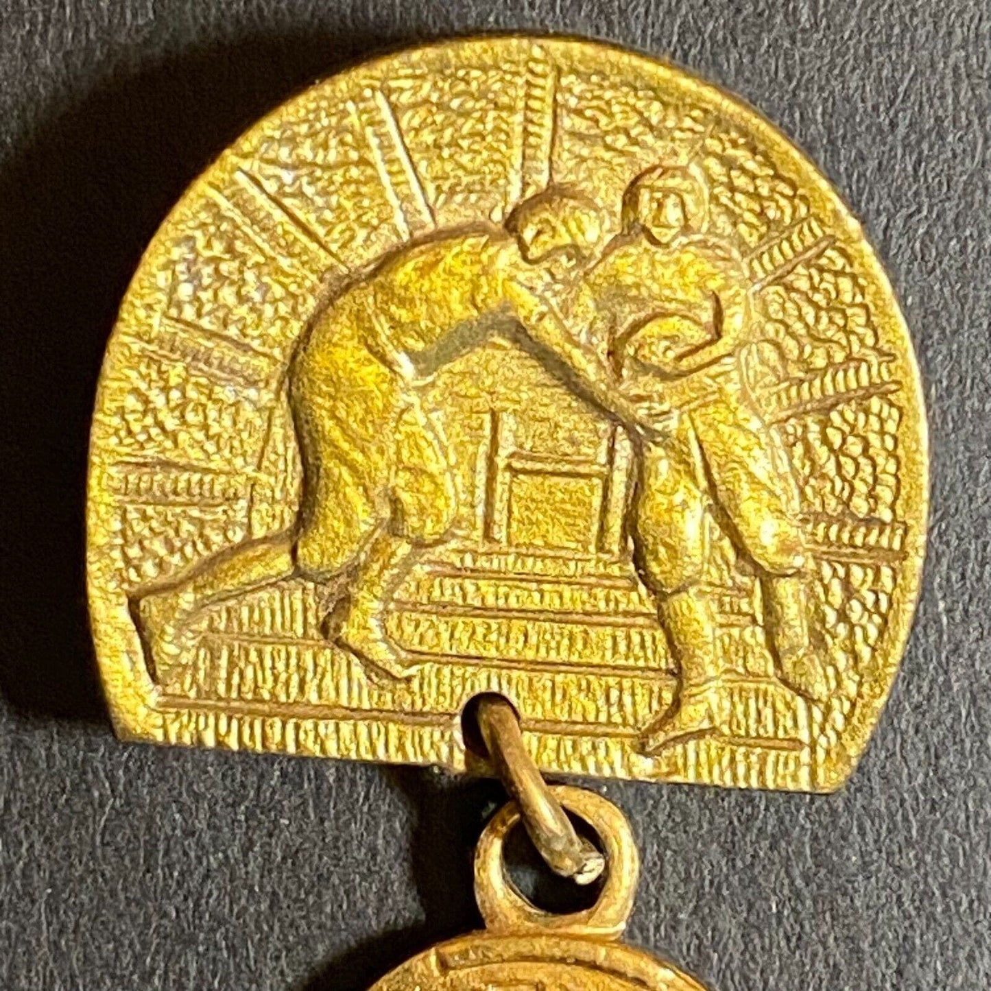 c1930's-40's Football Pinback w/ Dangling "Kentucky" Horseshoe 19mm x 22mm