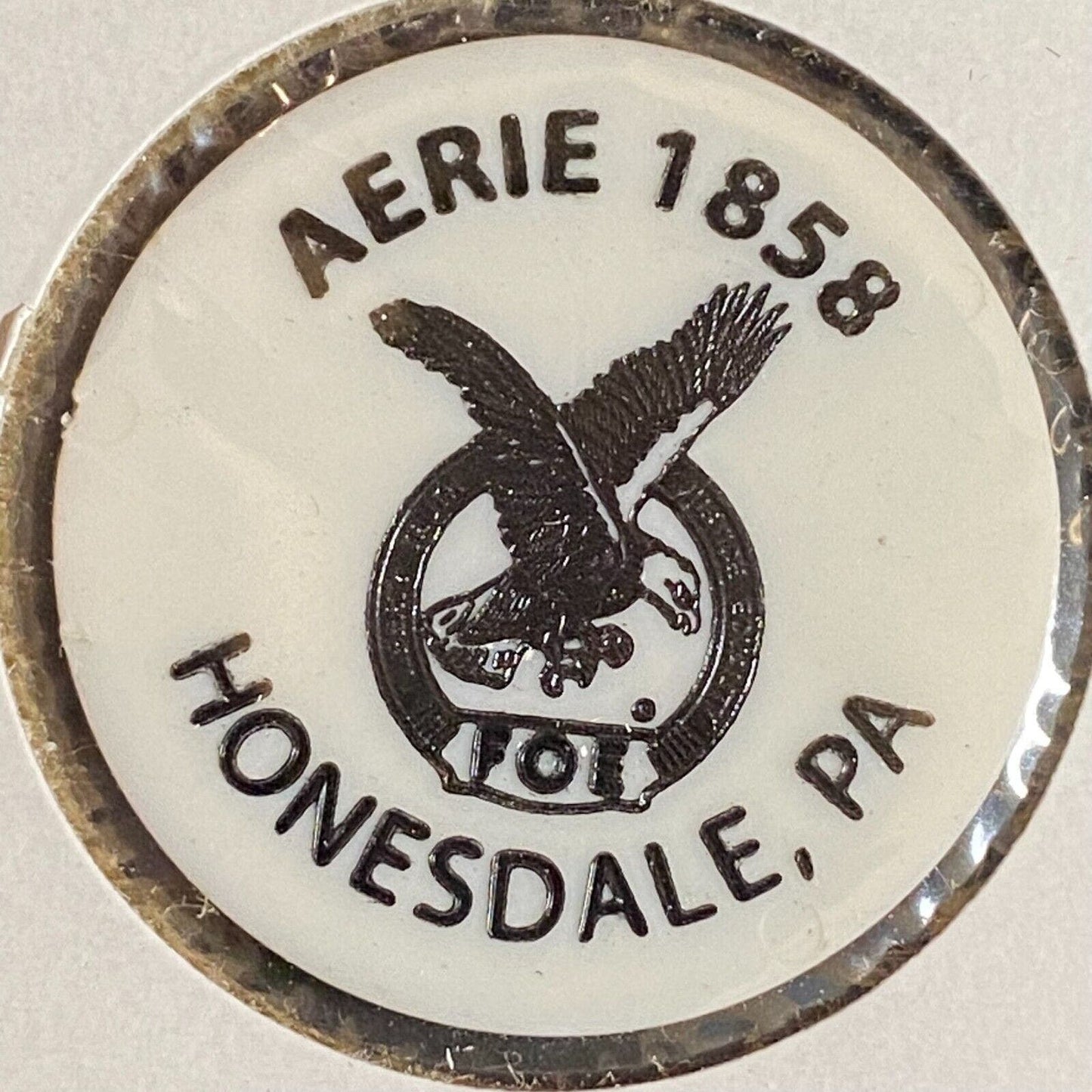 Honesdale, PA F.O.E. #1858 c1970's-80's Plastic "G/F One Six Pack" Token