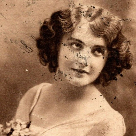 c1915 Vintage Russian Theatre / Stage / Film Actress Postcard (4244)