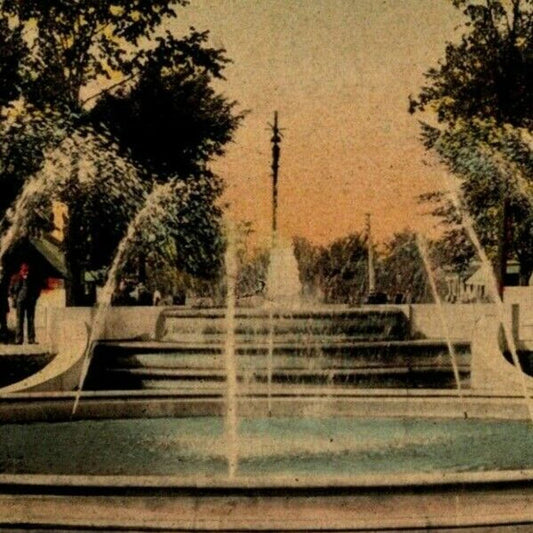 c1907-1915 Gates Circle, Buffalo, NY - Park / Water Fountain Postcard - Unposted