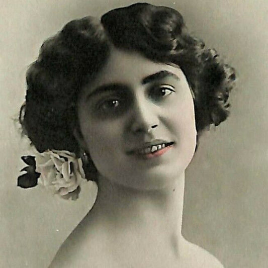 c1905-07 Vintage Russian RPPC Stage / Theatre Actress Scalloped Postcard