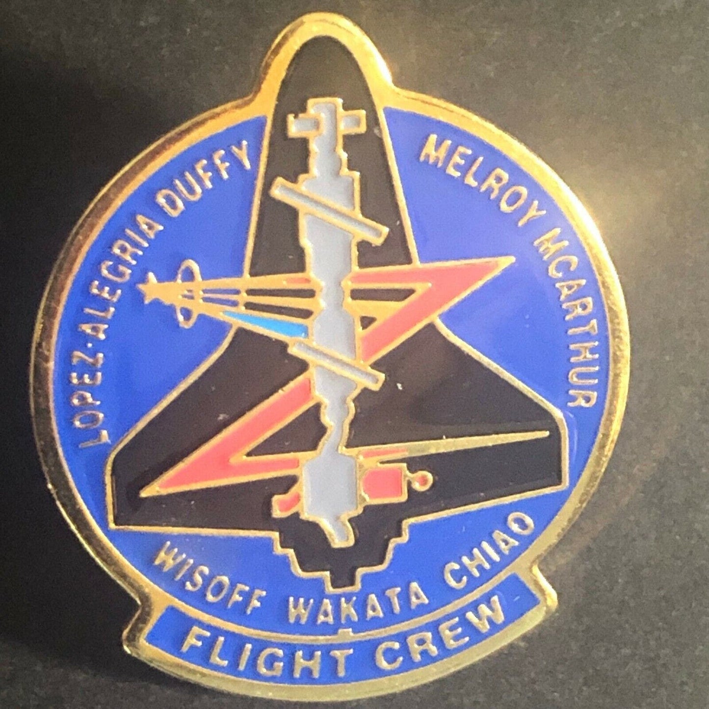 Scarce Official NASA Shuttle Flight Crew Mission Lapel Pin - STS 92 Discovery
