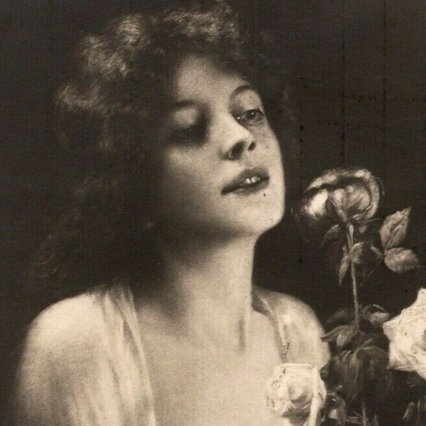 c1910 Vintage Russian RPPC* Theatre / Stage / Screen Actress Postcard (4354)
