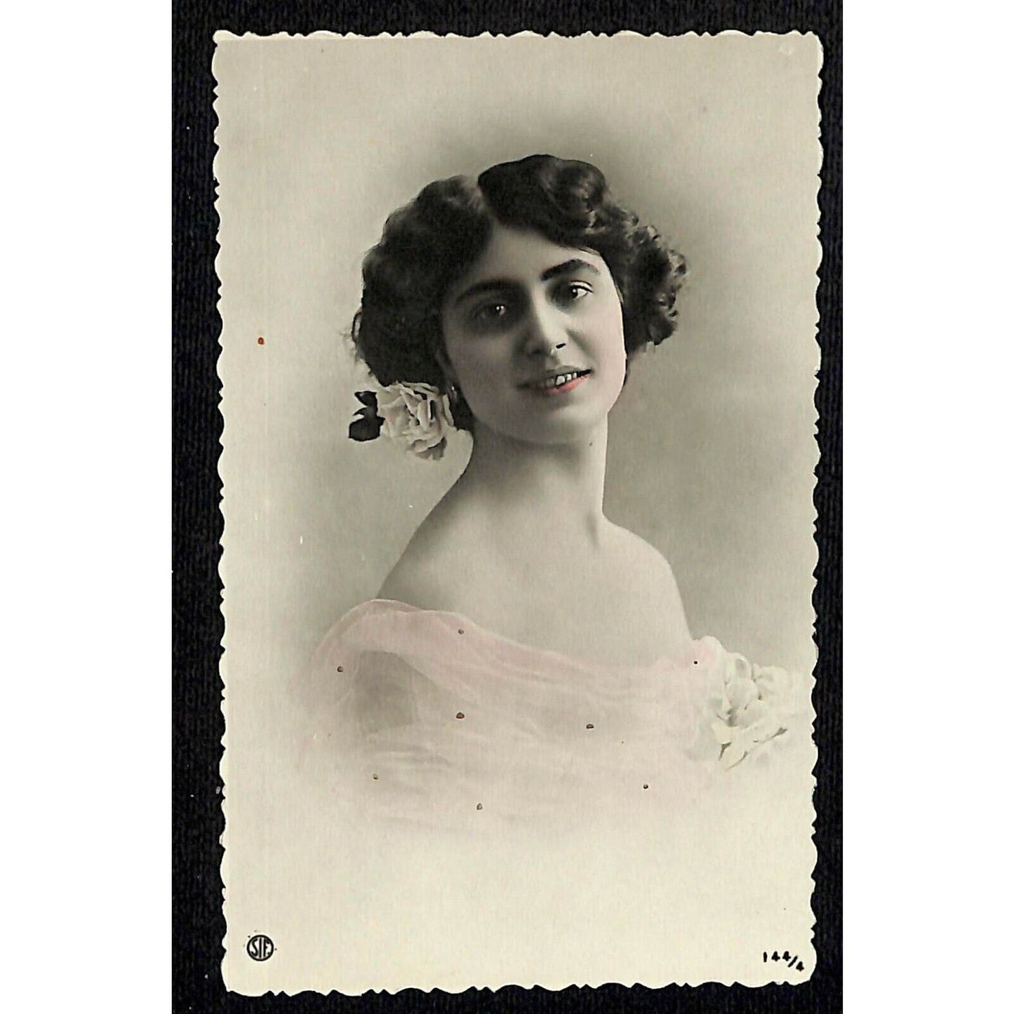 c1905-07 Vintage Russian RPPC Stage / Theatre Actress Scalloped Postcard