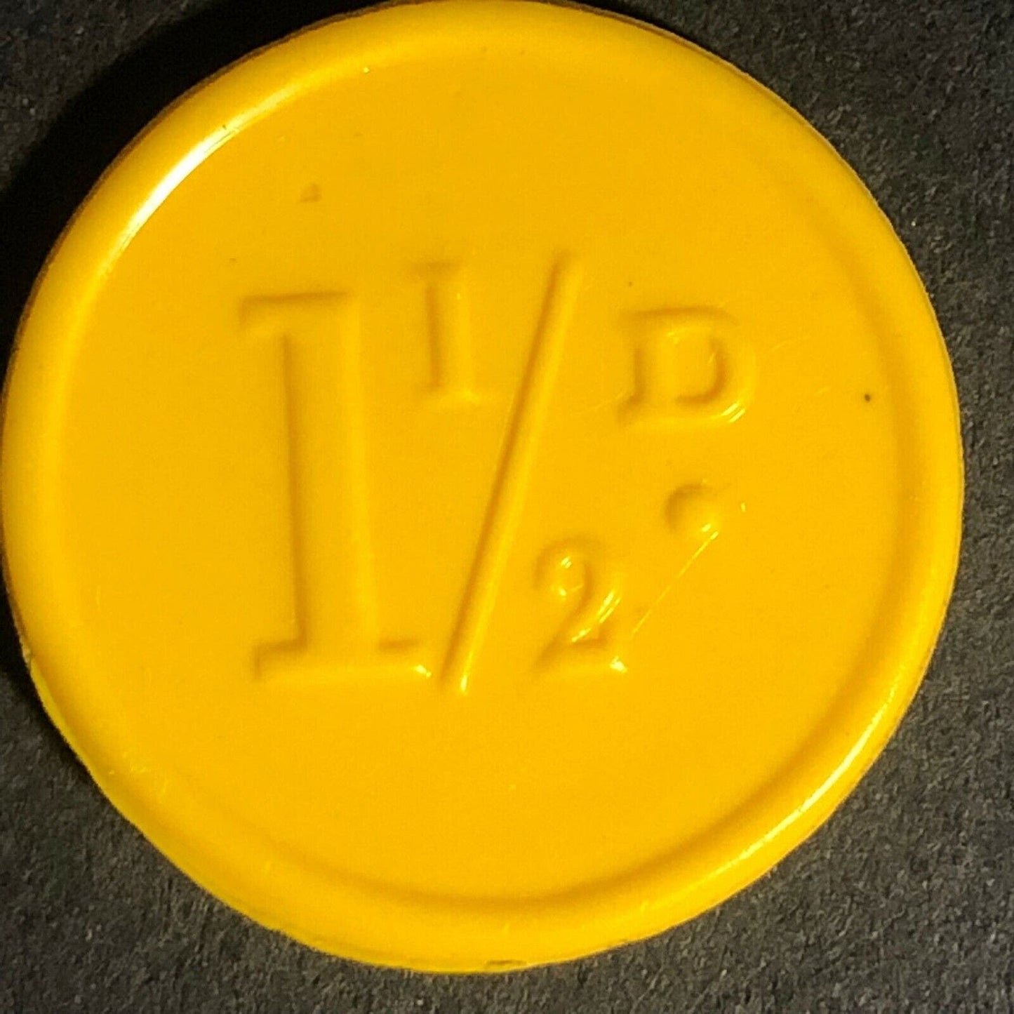 Kingston-Upon-Hull England Plastic Transport Token Yellow 11/2D 25mm c50's-60's