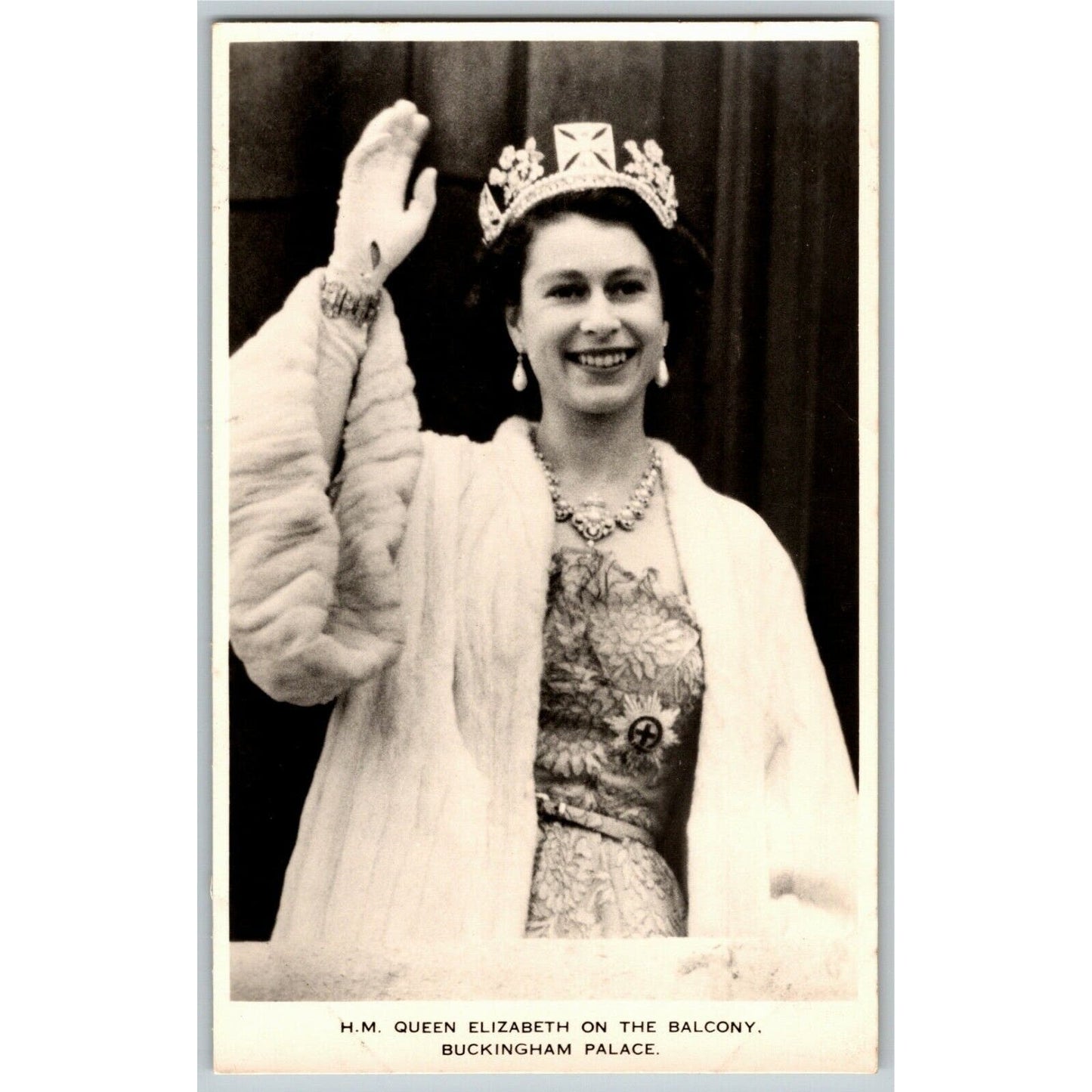Queen Elizabeth II Waves From Buckingham Balcony - RPPC Postcard Unposted