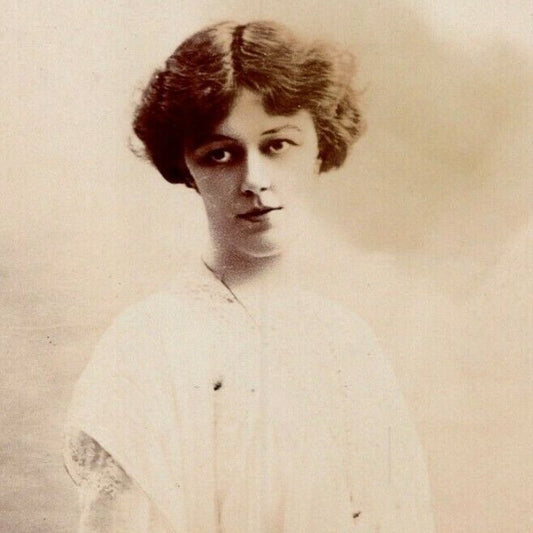 c1911 Vintage Russian Theatre / Stage / Film Actress Postcard (4238)