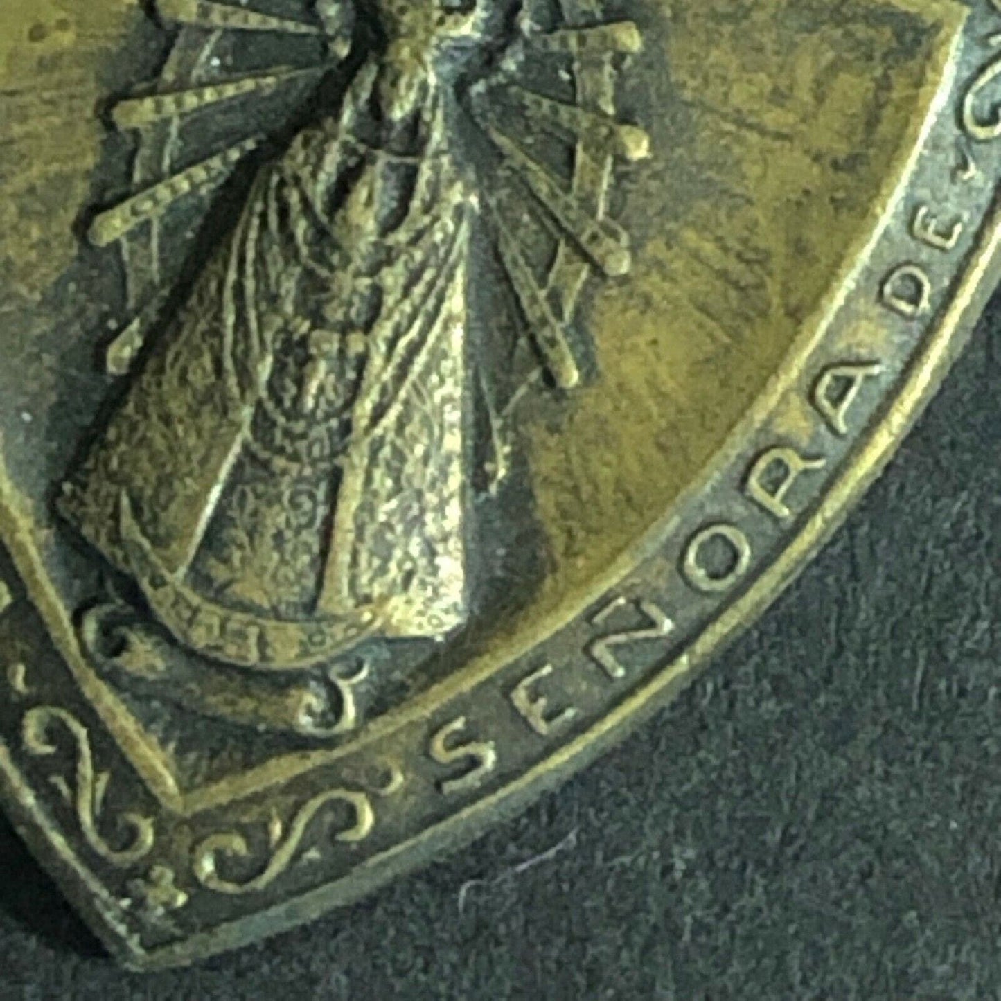1934 XXXII Congreso Bucaristico Internacional Buenos Aires Shield Pendant