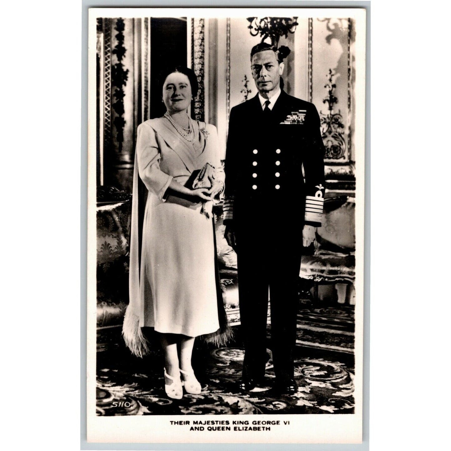 Queen Elizabeth & King George Posing - PPC Postcard Unposted