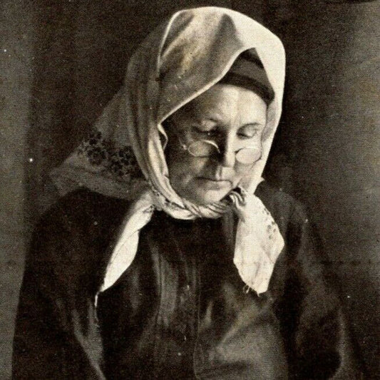 c1910 Vintage Russian Art Theatre / Stage / Screen Actress Postcard (4475)