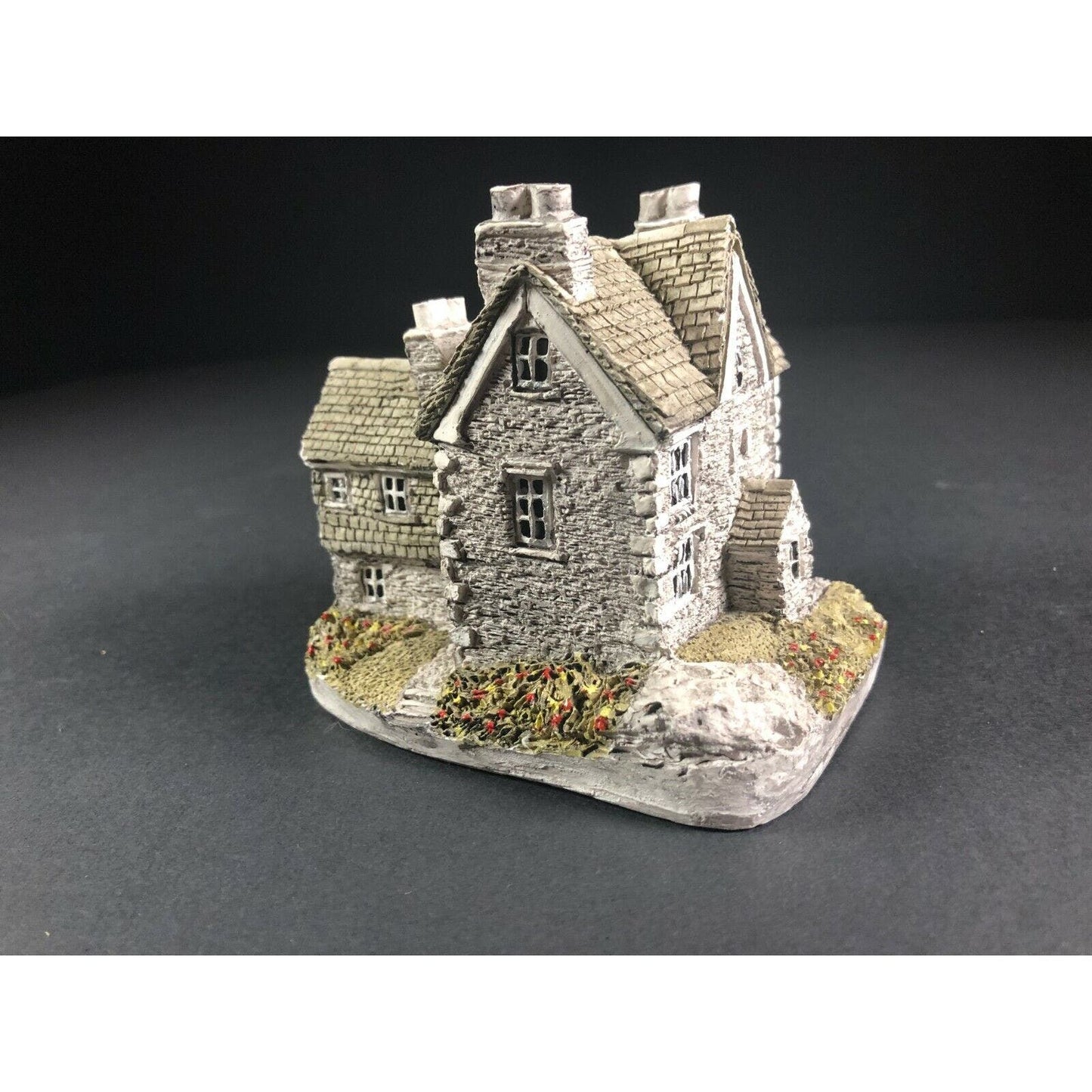 Lilliput Lane Lakeside House Miniature