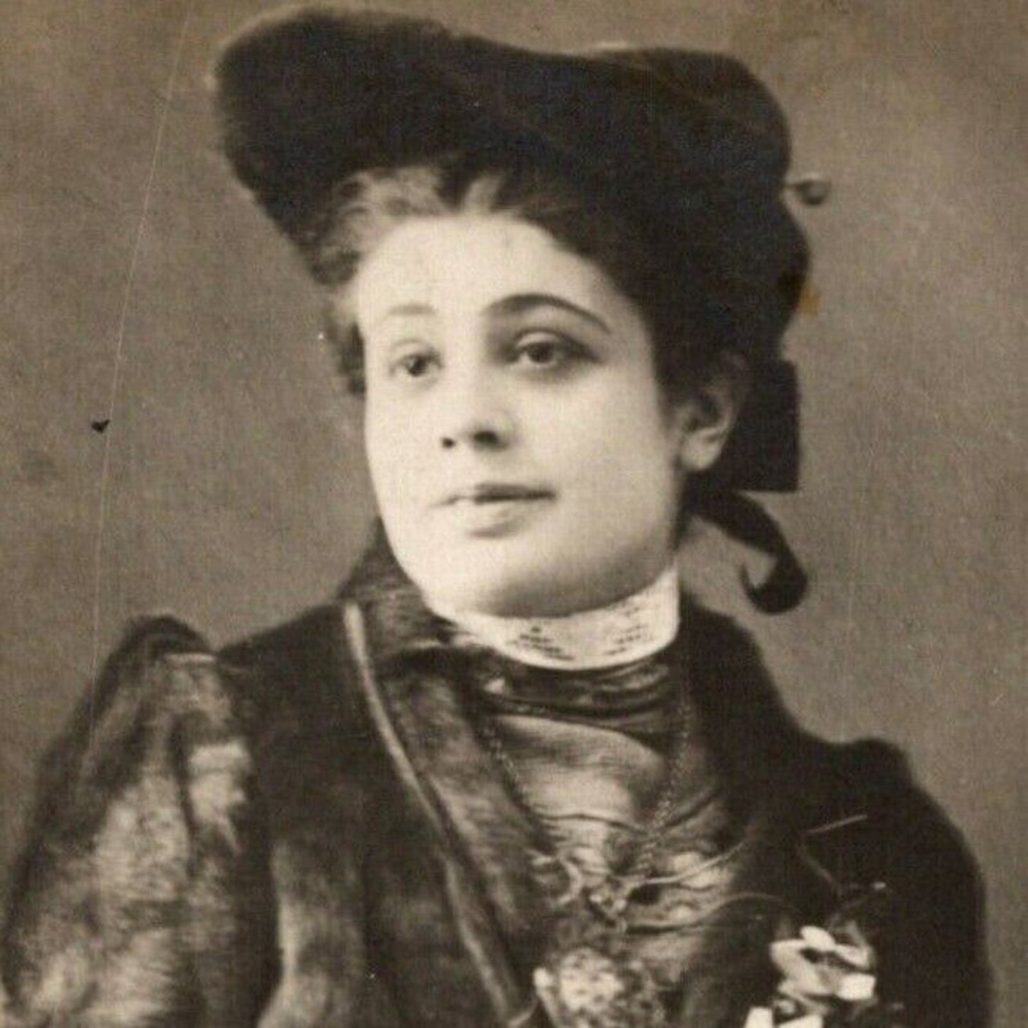 c1905 Vintage Russian Art Theatre / Stage / Screen Actress Postcard (4451)