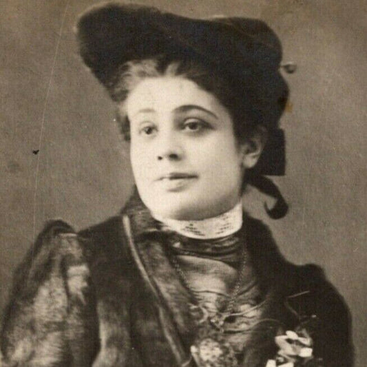 c1905 Vintage Russian Art Theatre / Stage / Screen Actress Postcard (4451)