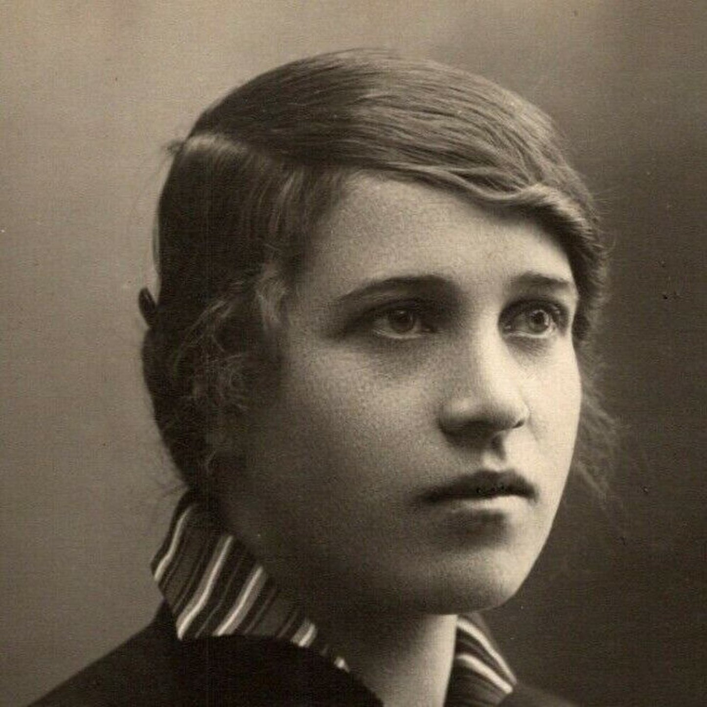 c1912 Vintage Russian RPPC* Theatre / Stage / Screen Actress Postcard (4296)