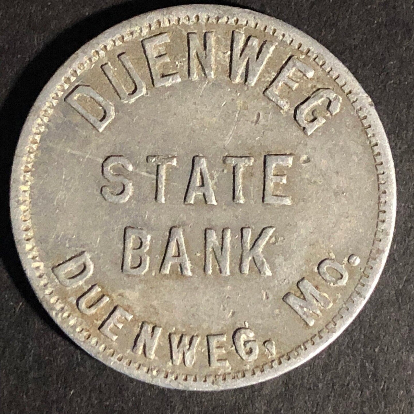 Duenweg State Bank, MO One Tray Six Quarts Strawberries? Alum Token 28.5mm