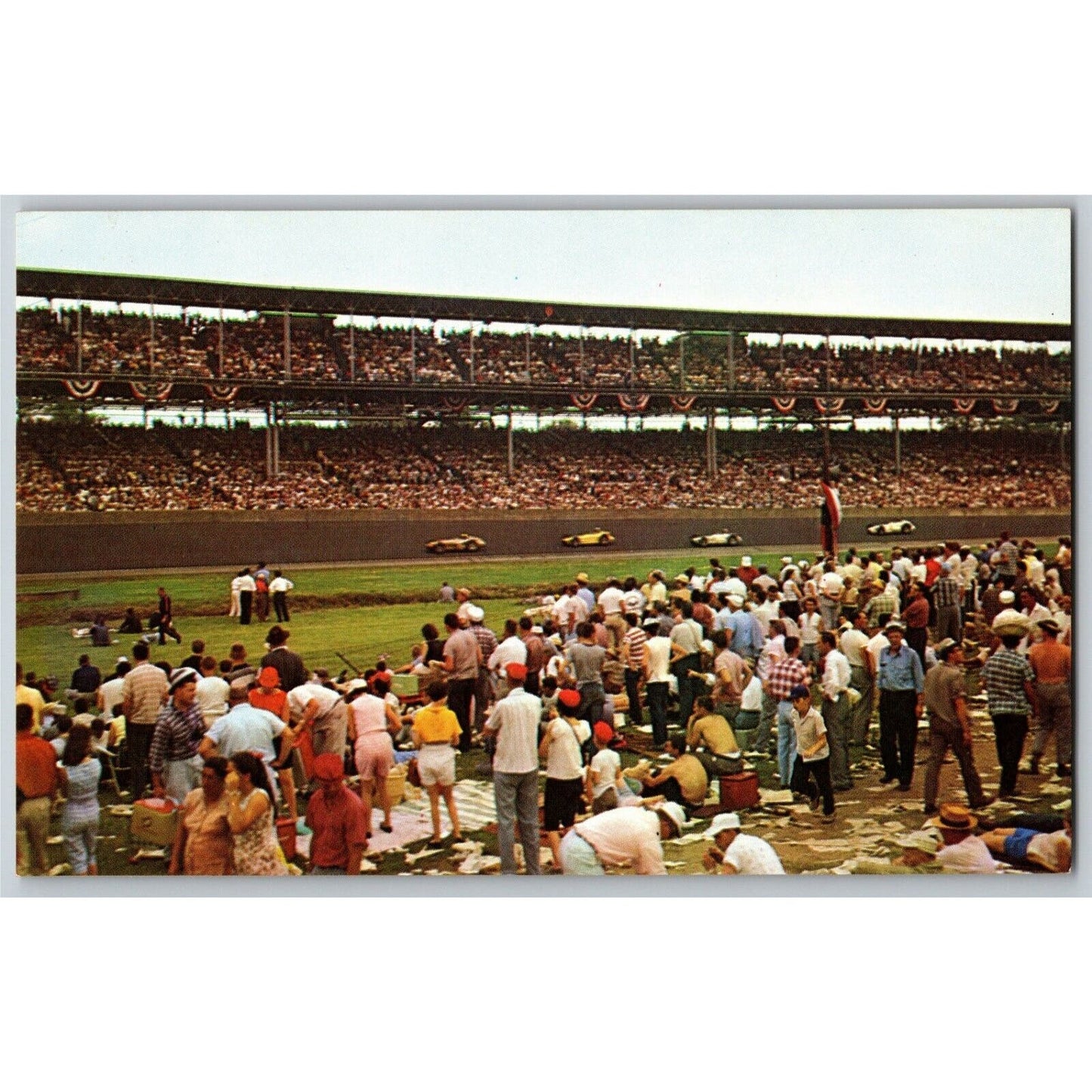 Indy 500 Postcard 1959 "500 Mile Race - Scene Showing Race Cars" - Unposted VGC