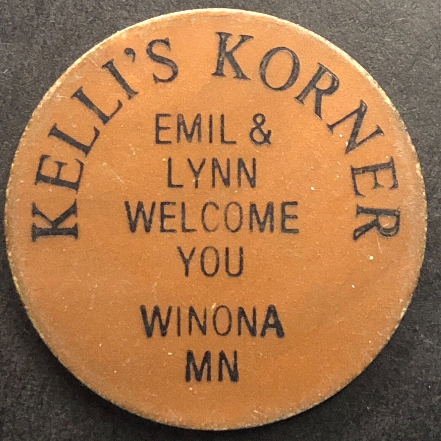 Winona, MN Kelli's Korner Plastic G/F One Mixed Drink Token 28.5mm c1970's-80's