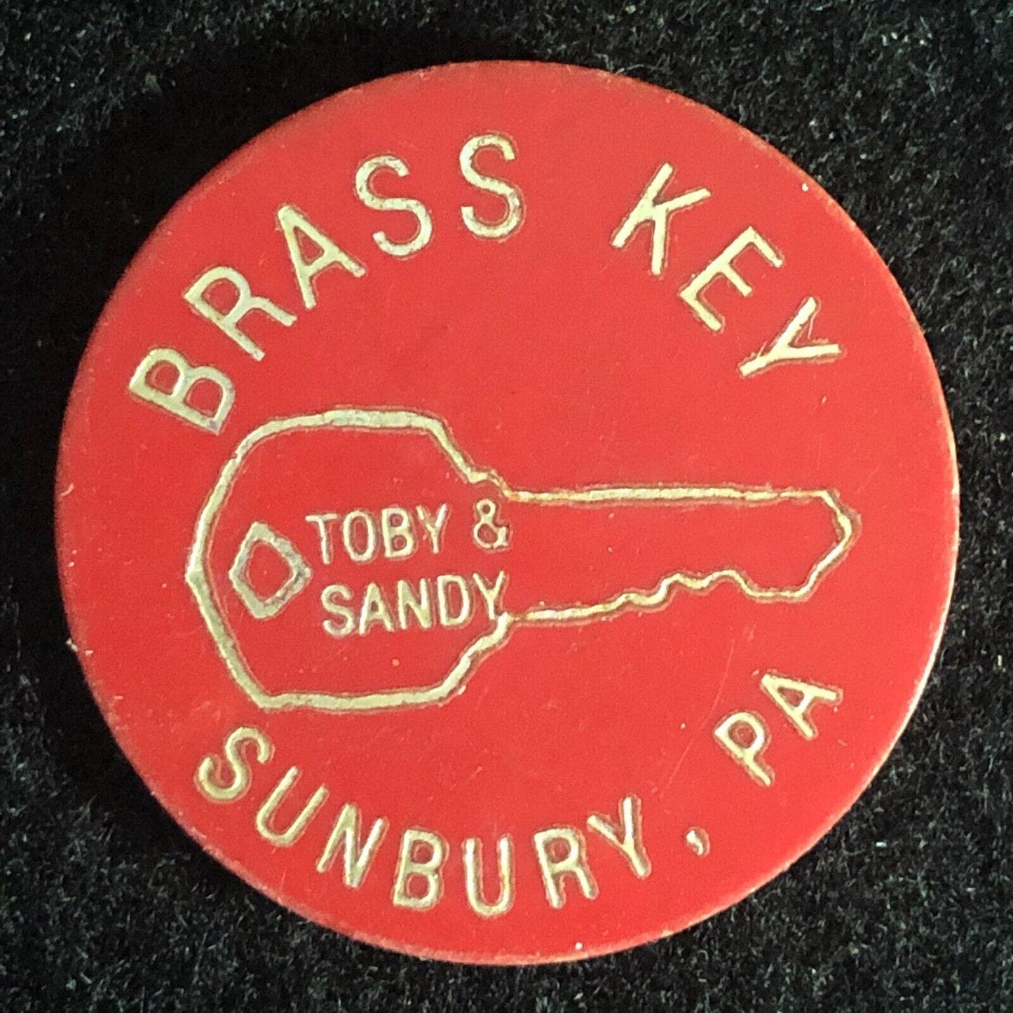 Brass Key Toby & Sandy Sunbury, PA Plastic G/F Whiskey Token 28mm c1983-90's