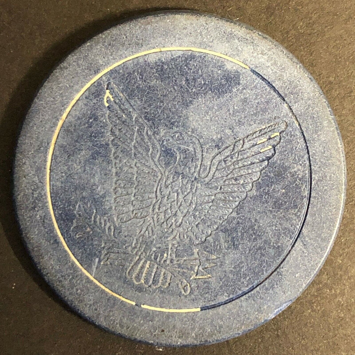 Vintage Clay Eagle Clutching Arrows Blue Gaming / Poker Chip Seymour EAR