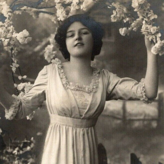 c1912 Vintage Russian RPPC* Theatre / Stage / Screen Actress Postcard (4279)