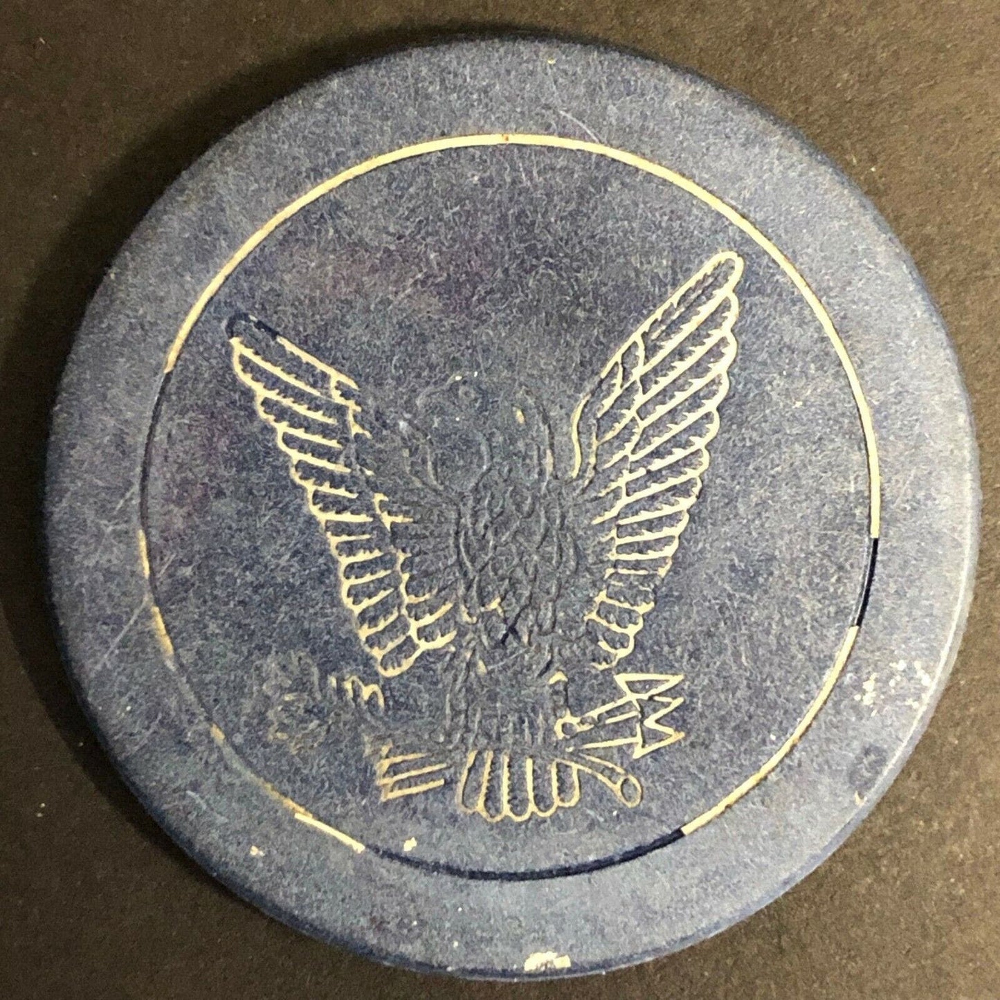 Vintage Clay Eagle Clutching Arrows Blue Gaming / Poker Chip Seymour EAR