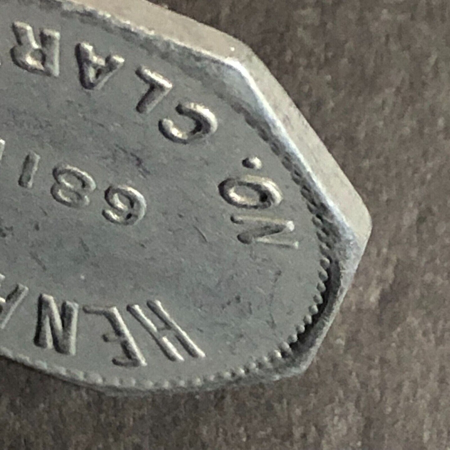 Henry's 6811 No. Clark St (Chicago) Alum G/F 10c Trade Token Hexagon 23mm